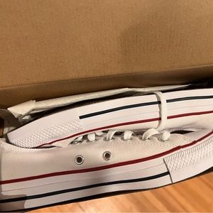 BRAND NEW CONVERSE - Size 7.5